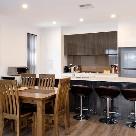 Luxury Home In Christies Beach With King Bed, Nbn, Netflix, 3Bed 2Bath Zewnętrze zdjęcie