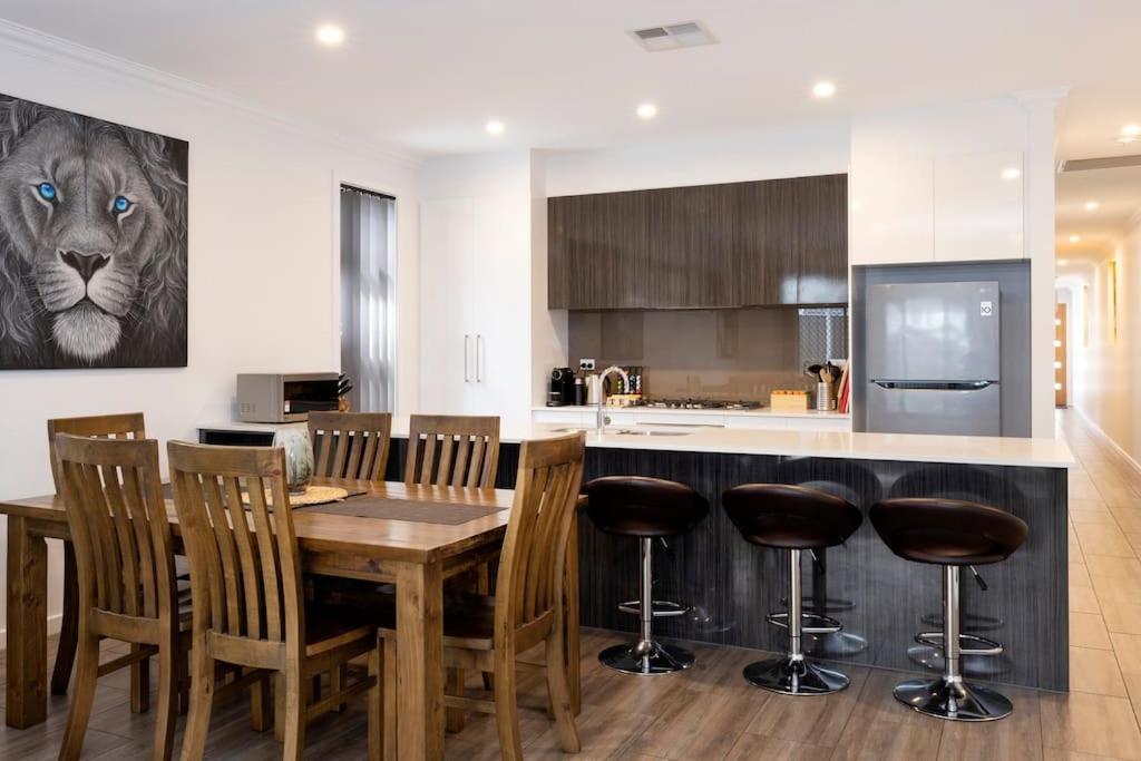 Luxury Home In Christies Beach With King Bed, Nbn, Netflix, 3Bed 2Bath Zewnętrze zdjęcie
